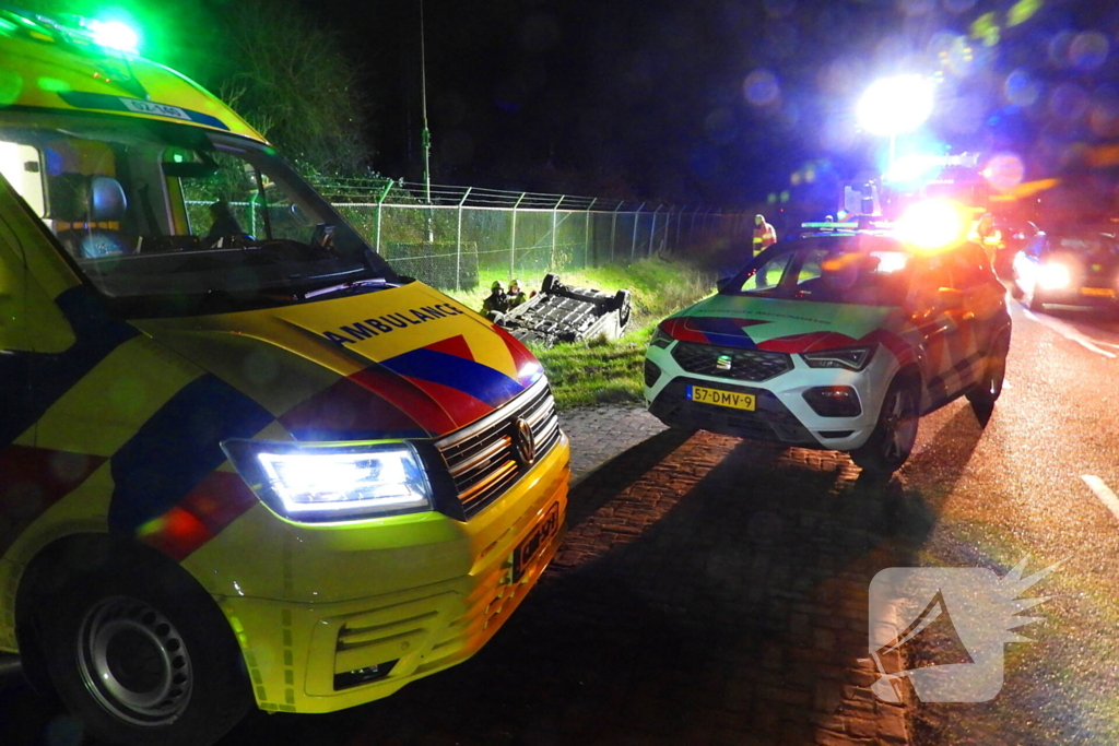 Auto slaat over de kop in de sloot