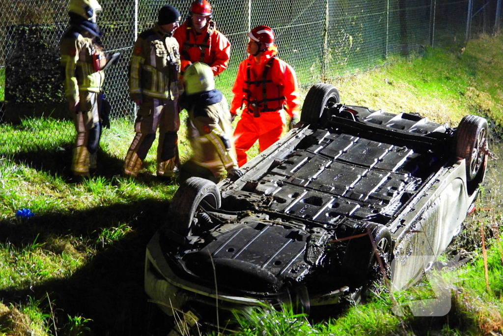 Auto slaat over de kop in de sloot
