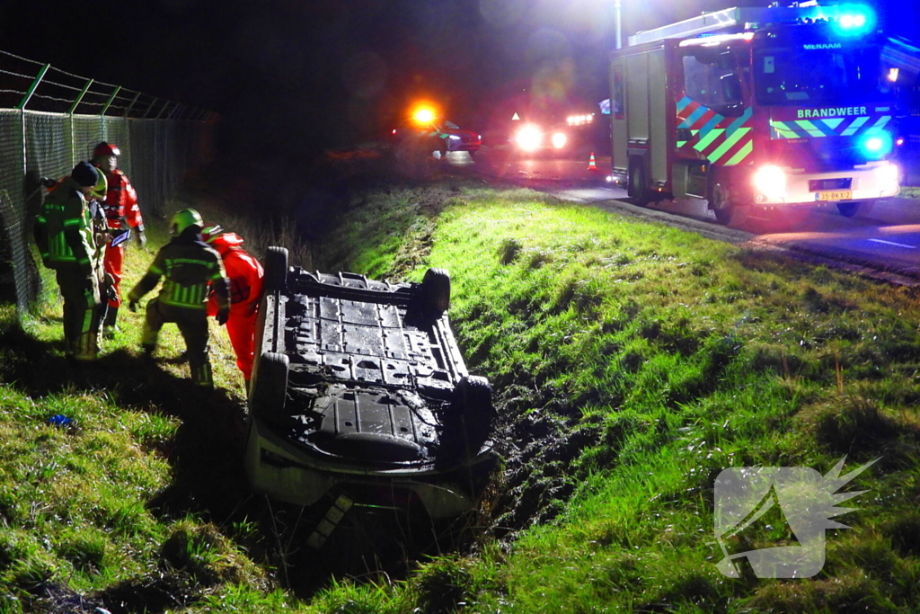 Auto slaat over de kop in de sloot