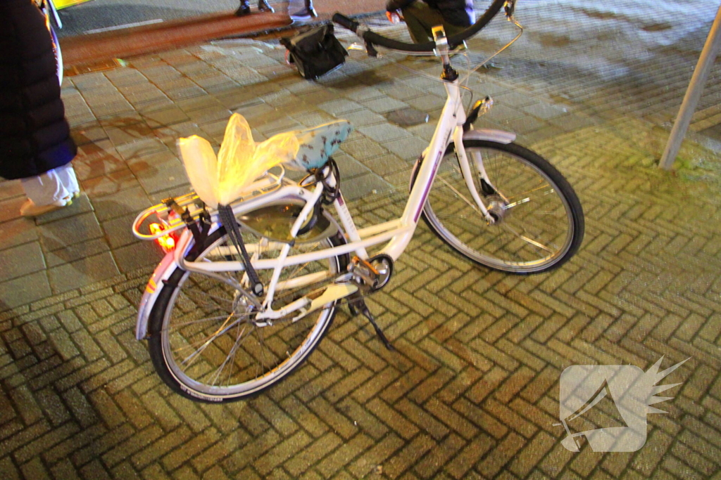 Vrouw gewond bij botsing tussen fietser en auto