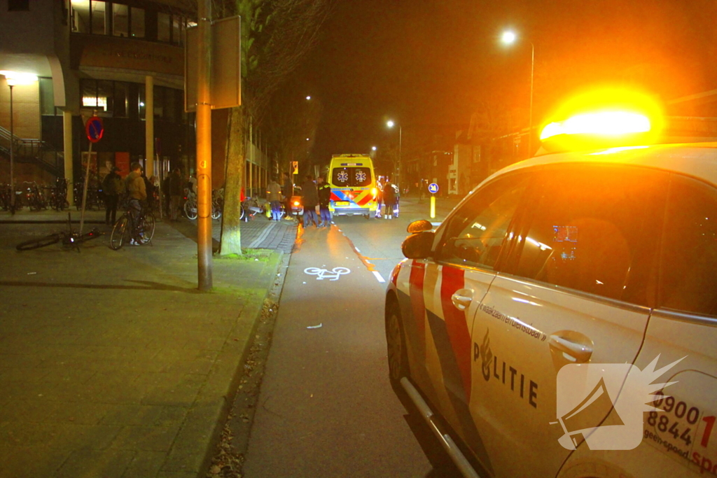 Vrouw gewond bij botsing tussen fietser en auto