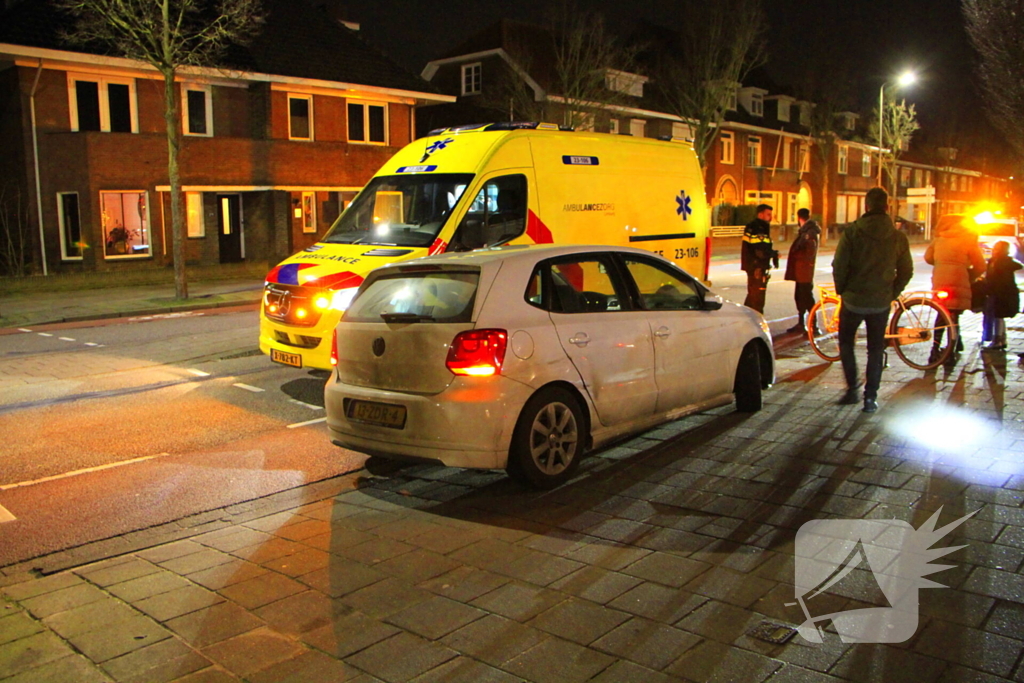 Vrouw gewond bij botsing tussen fietser en auto
