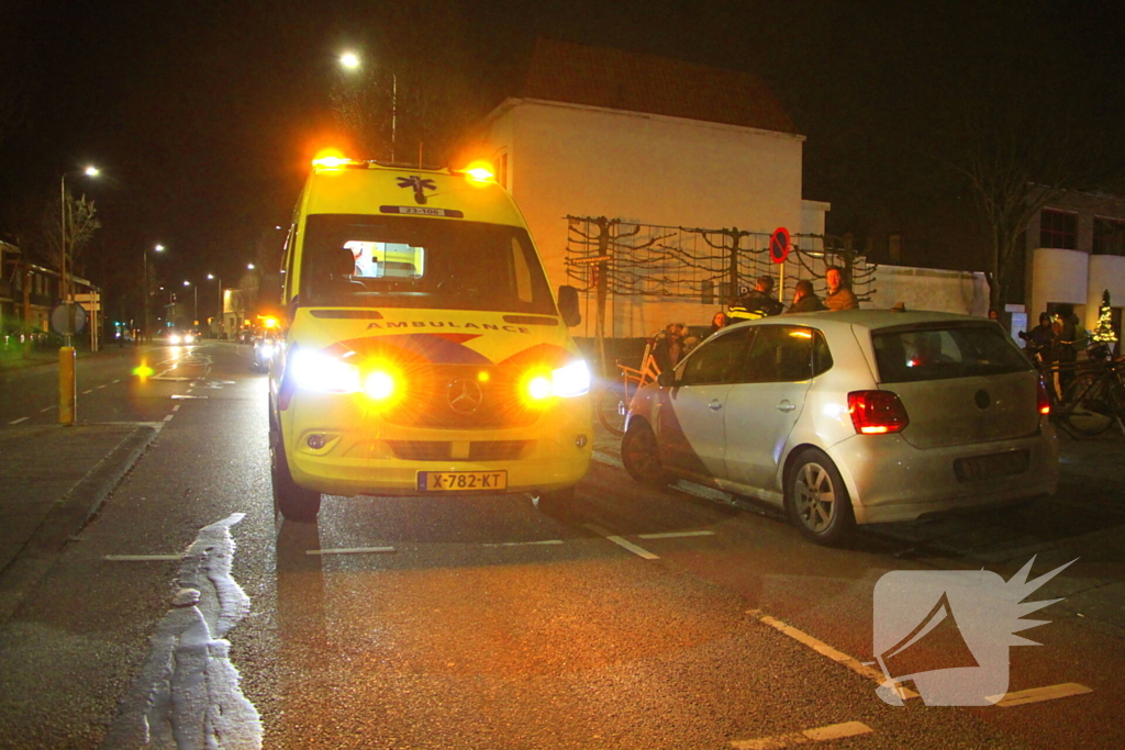 Vrouw gewond bij botsing tussen fietser en auto