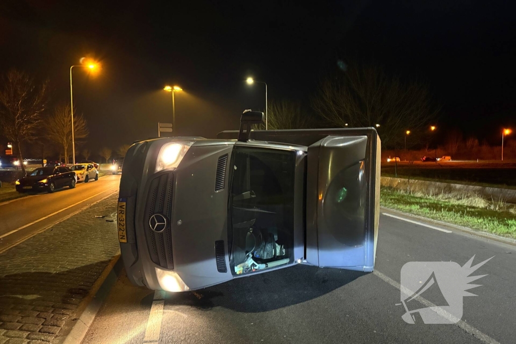 Bakwagen kantelt na verlaten rotonde