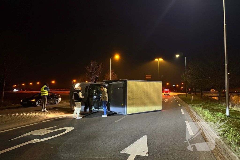 Bakwagen kantelt na verlaten rotonde
