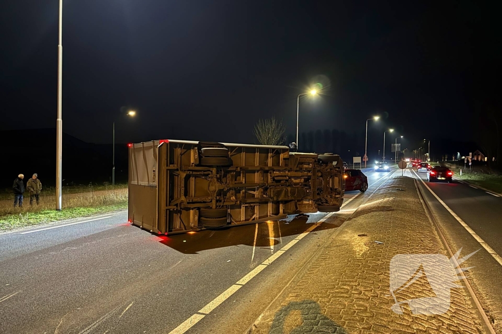 Bakwagen kantelt na verlaten rotonde