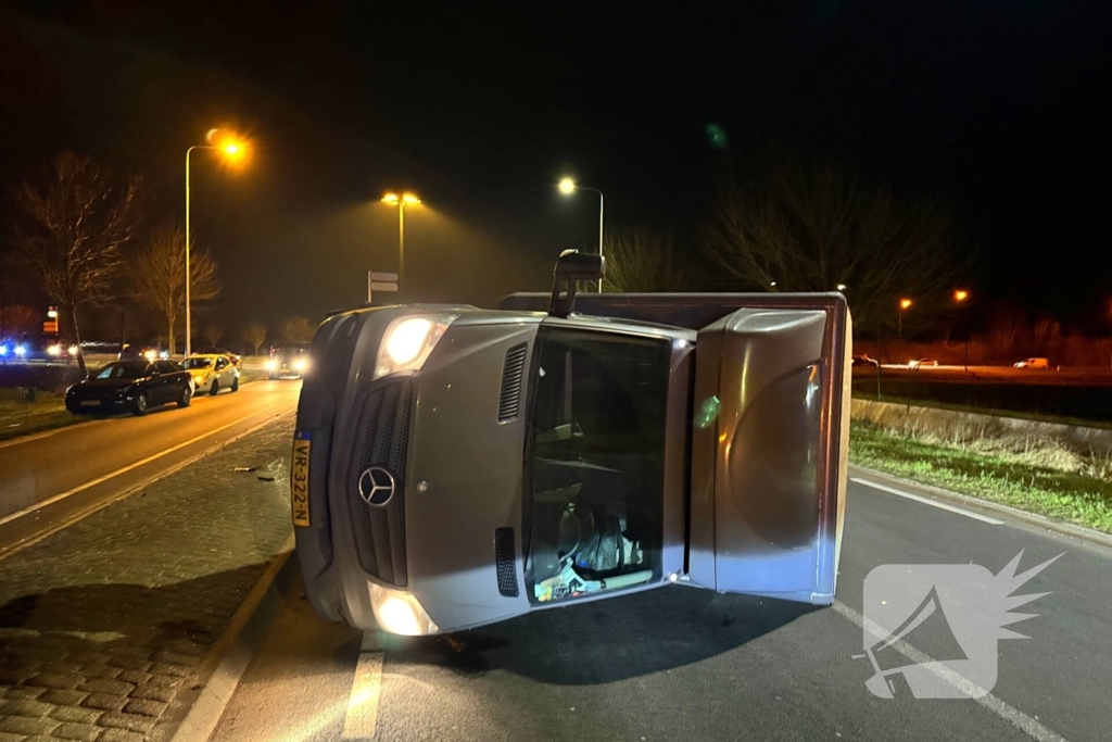 Bakwagen kantelt na verlaten rotonde