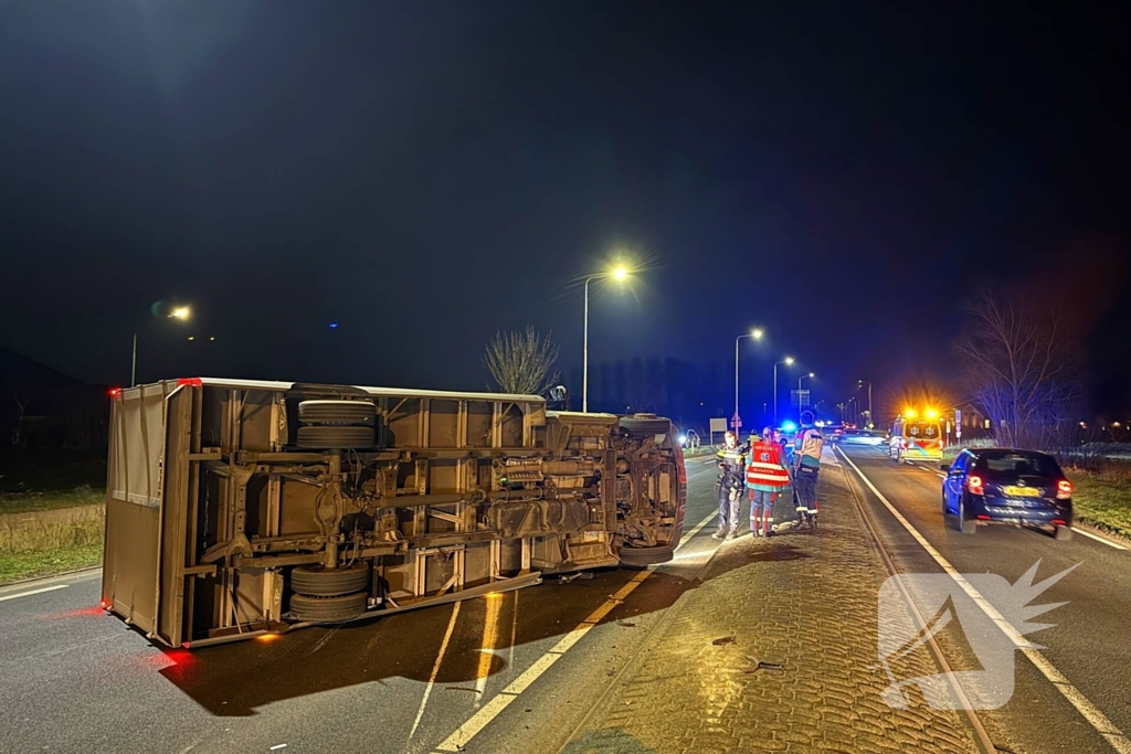 Bakwagen kantelt na verlaten rotonde