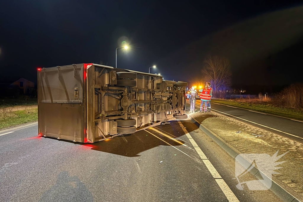Bakwagen kantelt na verlaten rotonde