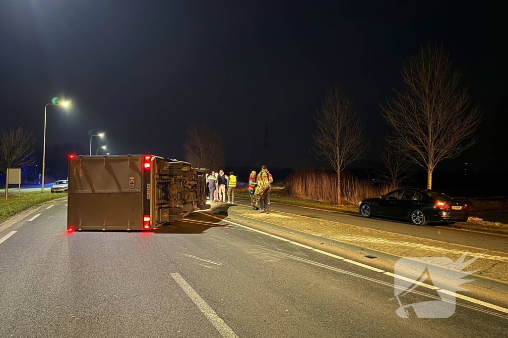 Bakwagen kantelt na verlaten rotonde