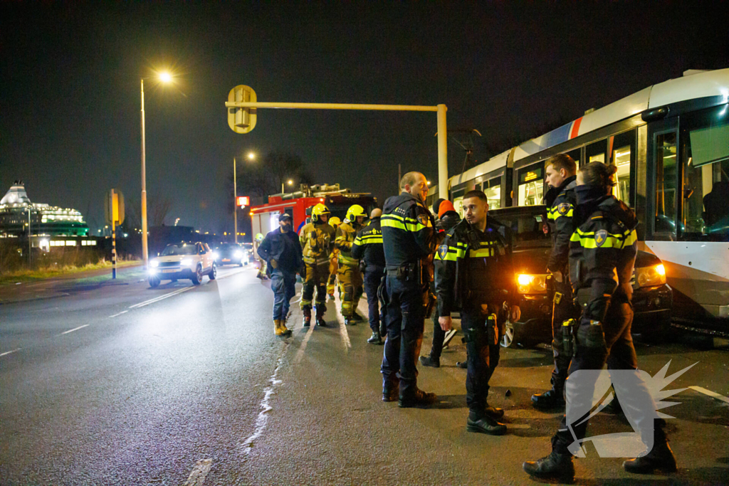 Forse schade na botsing tussen tram en auto