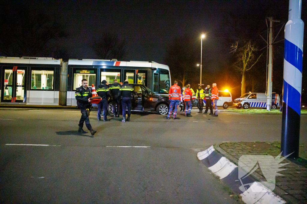 Forse schade na botsing tussen tram en auto