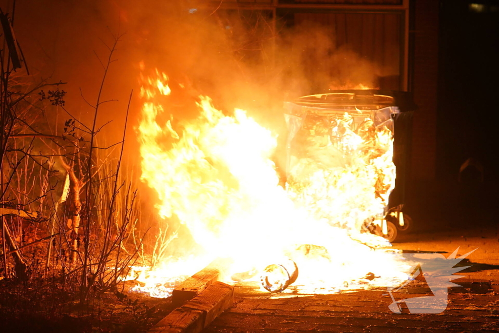 Veel vlammen bij brand in twee container