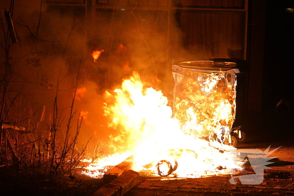 Veel vlammen bij brand in twee container