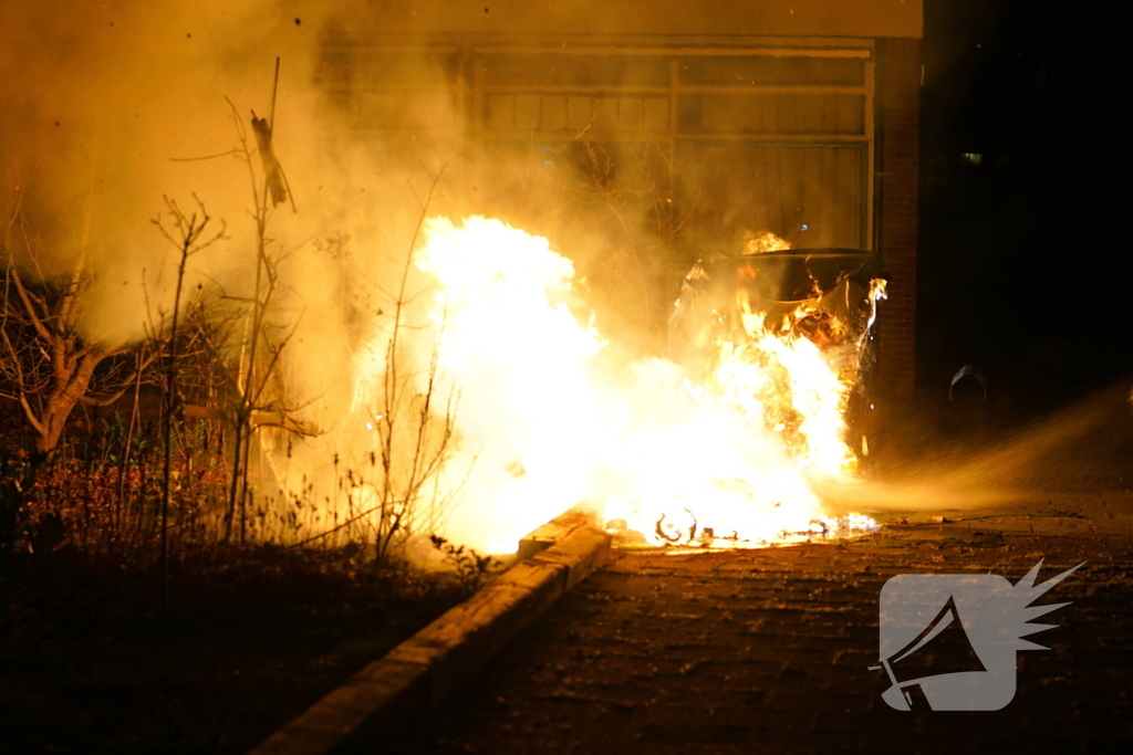 Veel vlammen bij brand in twee container