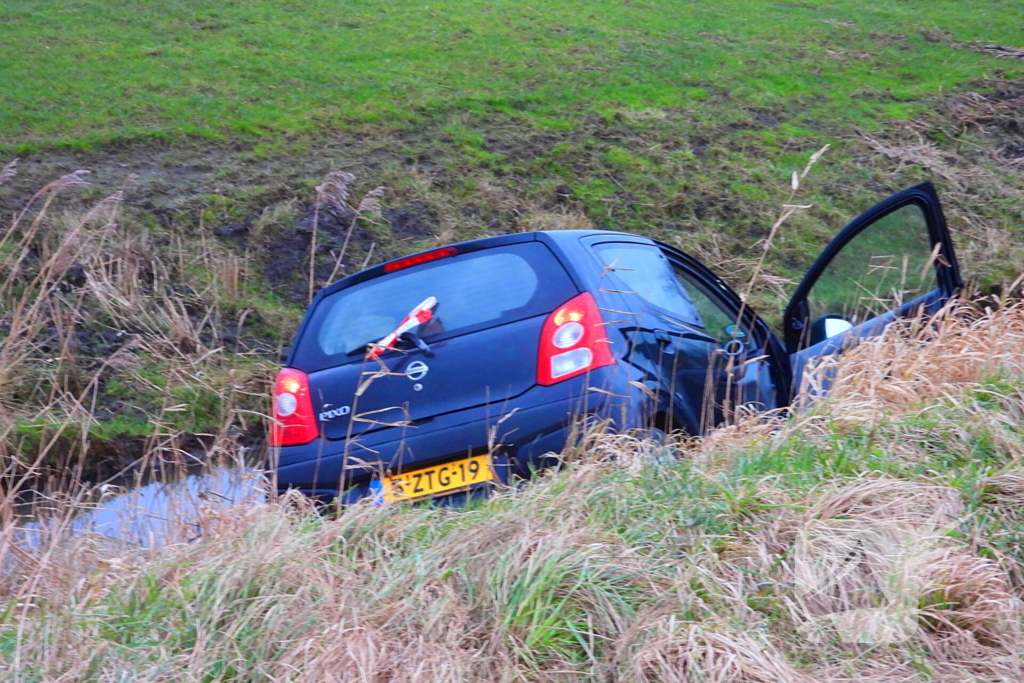 Auto raakt van weg en belandt in sloot