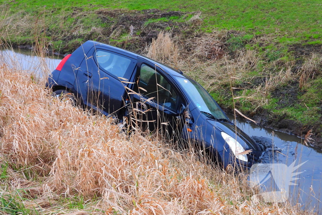 Auto raakt van weg en belandt in sloot