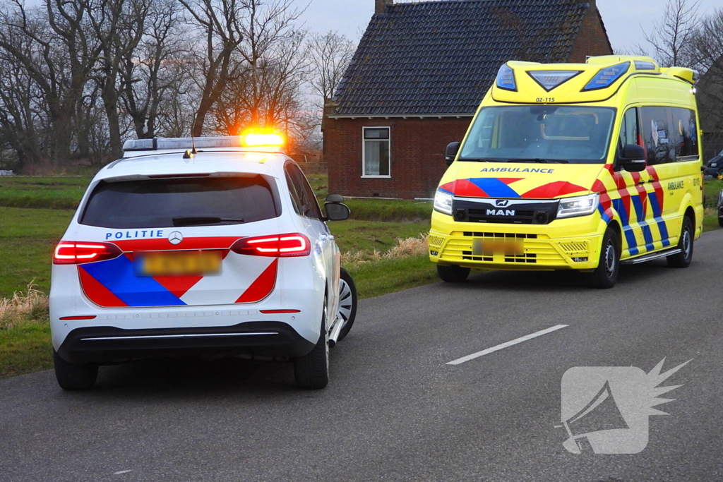 Auto raakt van weg en belandt in sloot