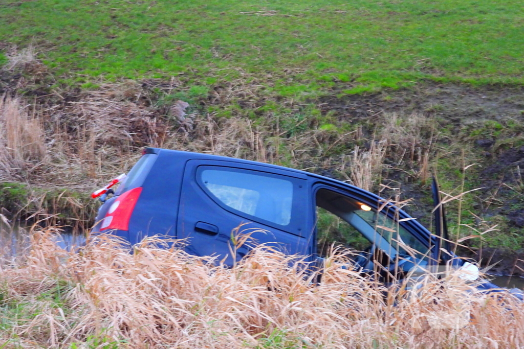 Auto raakt van weg en belandt in sloot