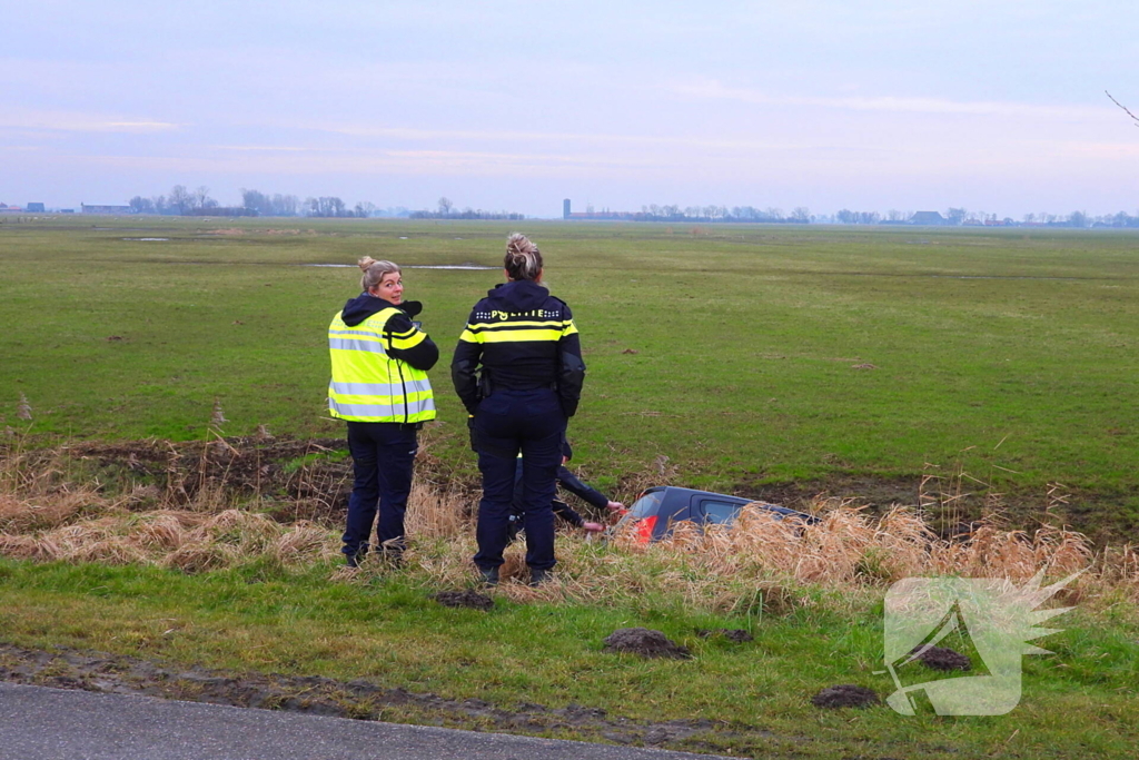 Auto raakt van weg en belandt in sloot