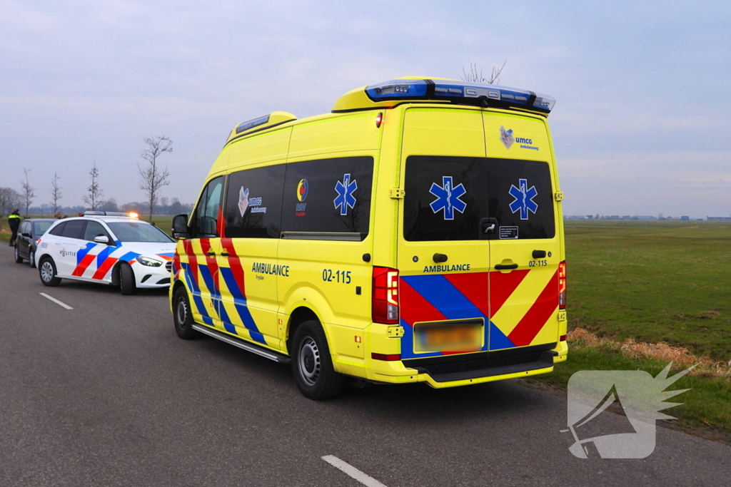 Auto raakt van weg en belandt in sloot
