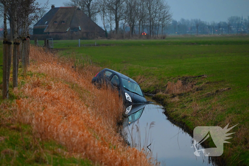 Auto raakt van weg en belandt in sloot