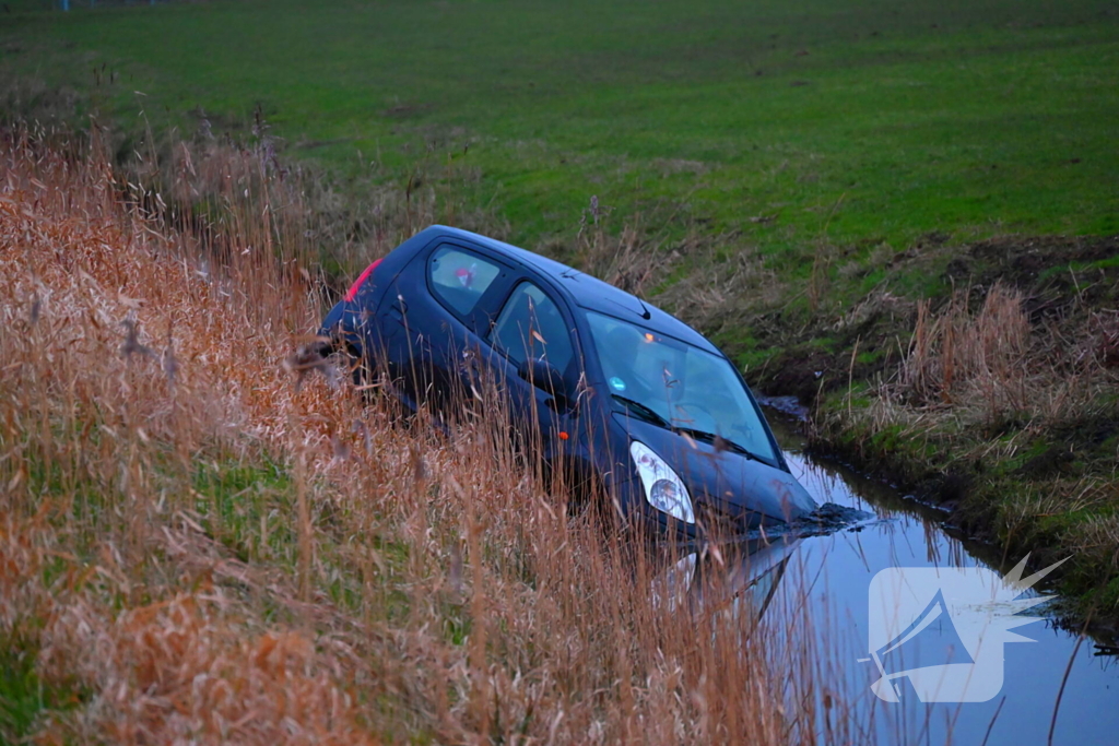 Auto raakt van weg en belandt in sloot