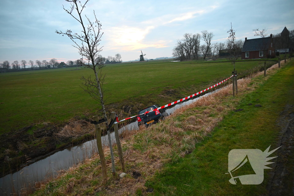 Auto raakt van weg en belandt in sloot