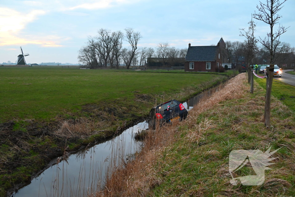 Auto raakt van weg en belandt in sloot