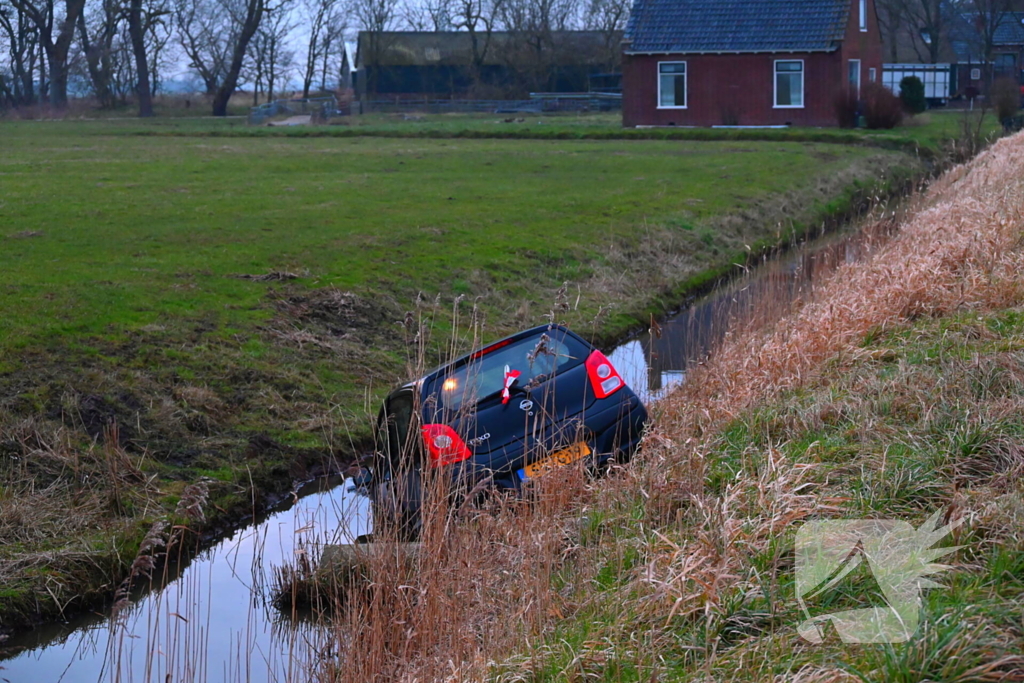 Auto raakt van weg en belandt in sloot