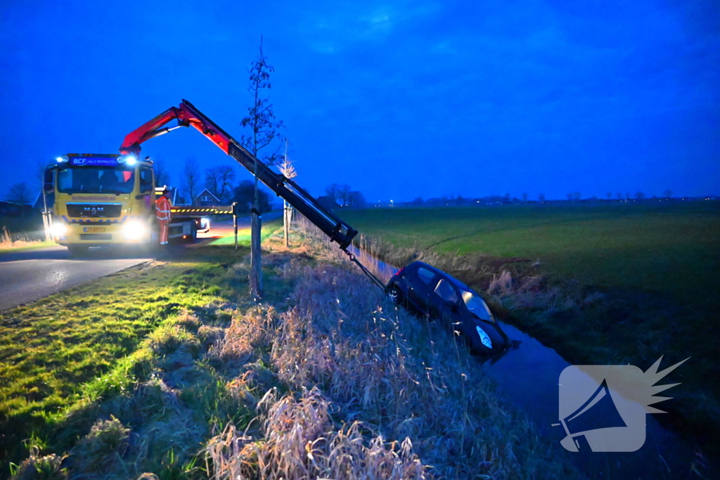 Auto raakt van weg en belandt in sloot