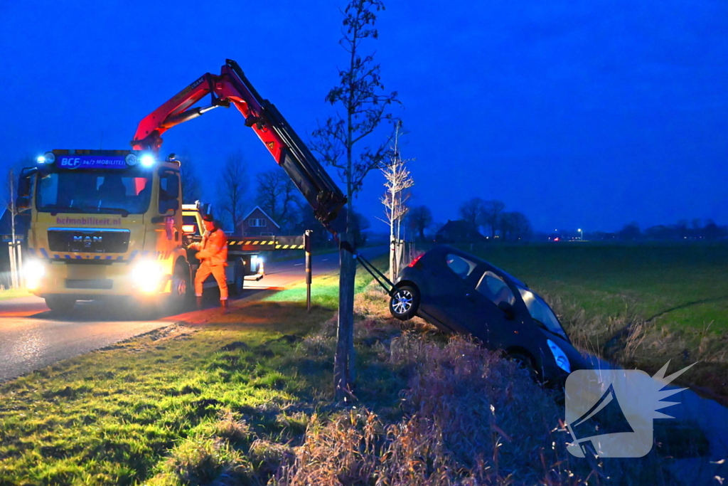 Auto raakt van weg en belandt in sloot