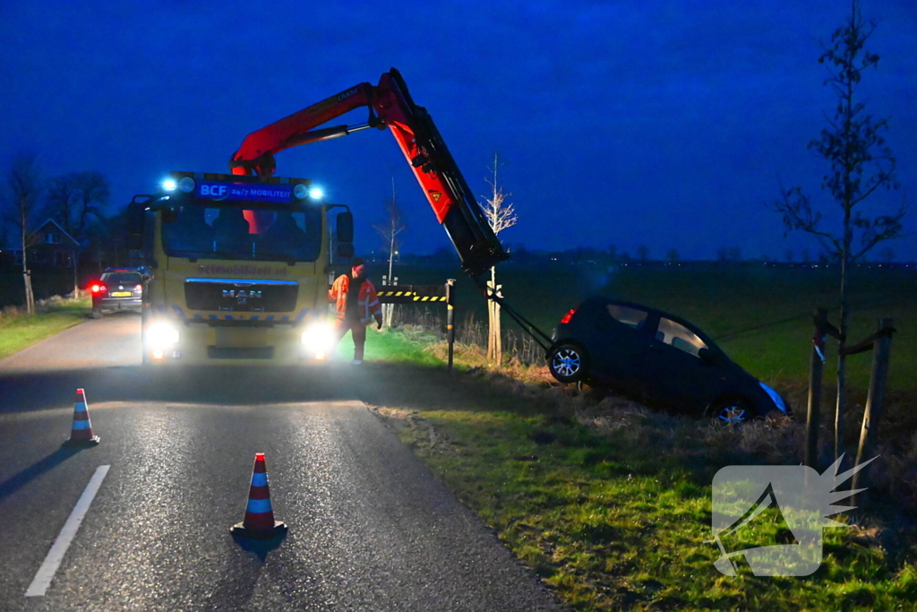 Auto raakt van weg en belandt in sloot