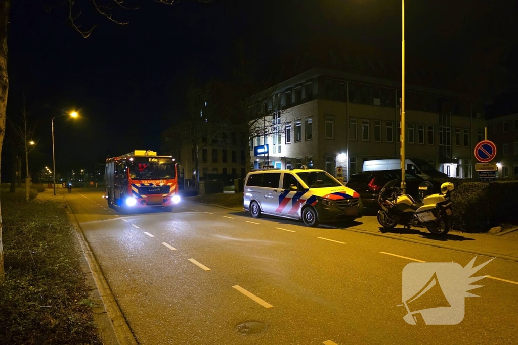 Brandweer zaagt deur van woning open