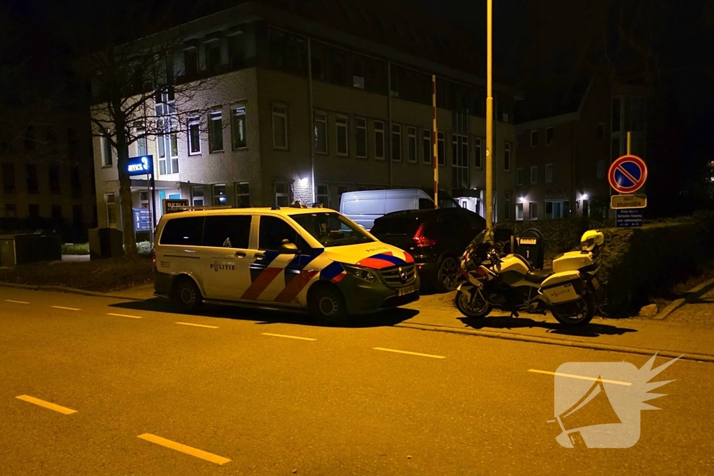 Brandweer zaagt deur van woning open