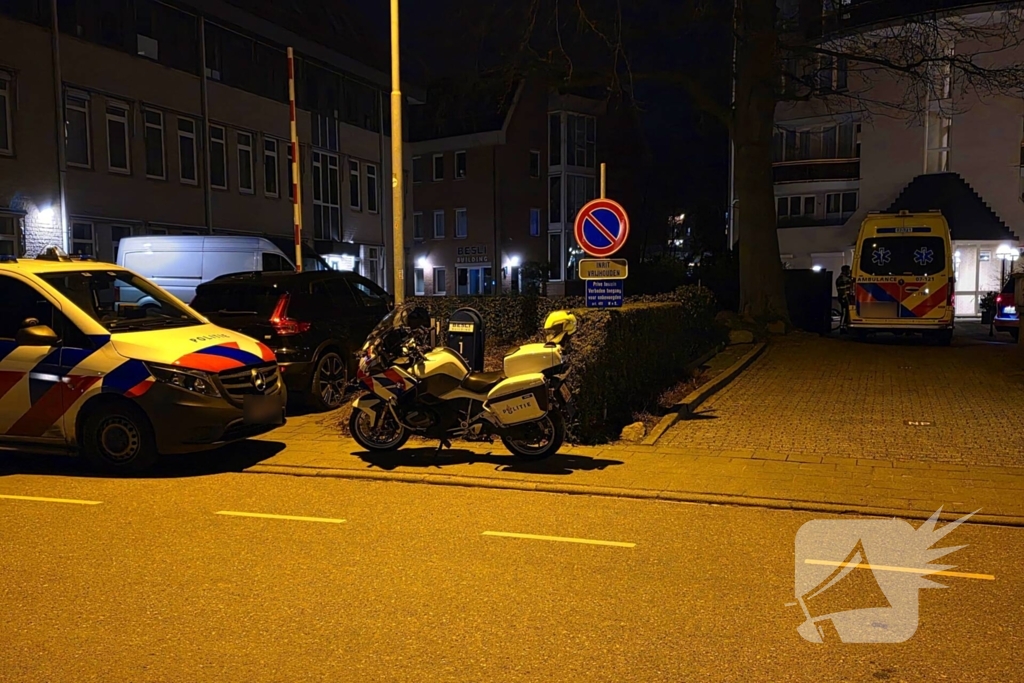 Brandweer zaagt deur van woning open
