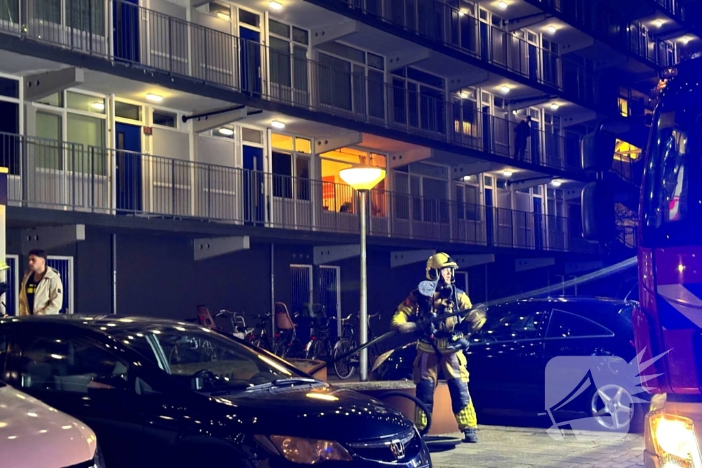 Brand in flatwoning snel onder controle