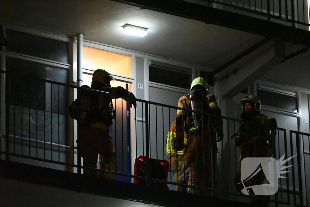 Brand in flatwoning snel onder controle