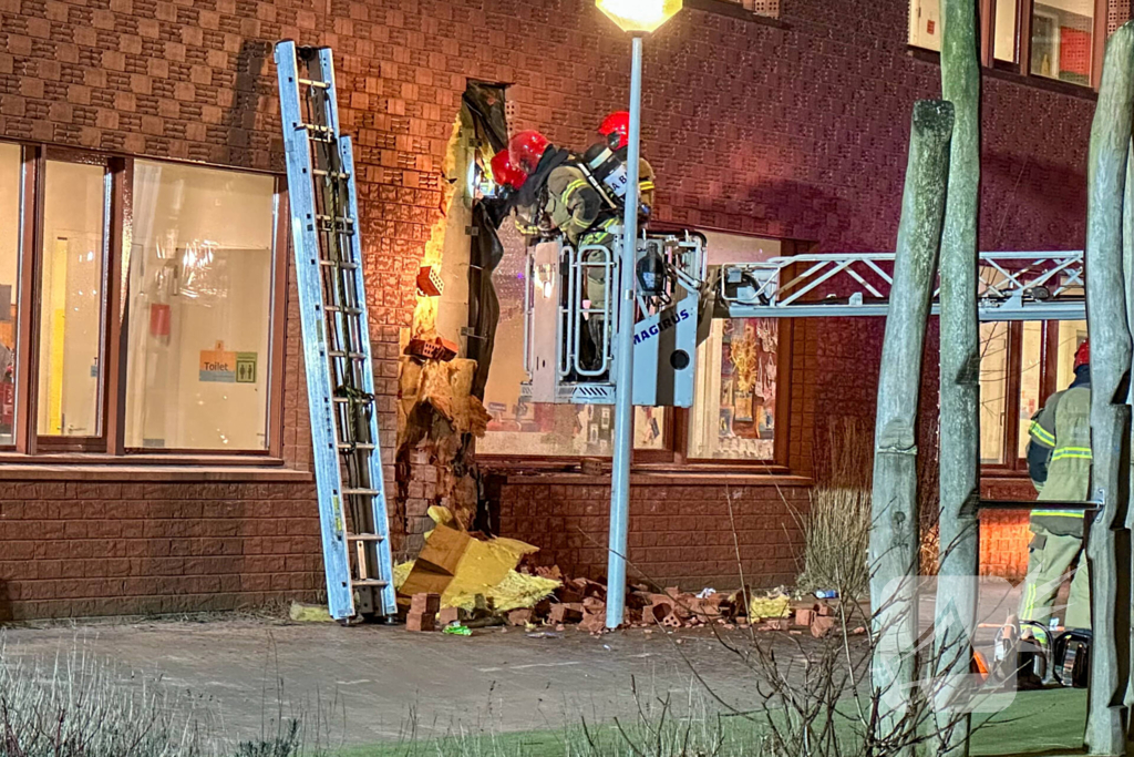 Brandweer sloopt muur van school om brand te doven