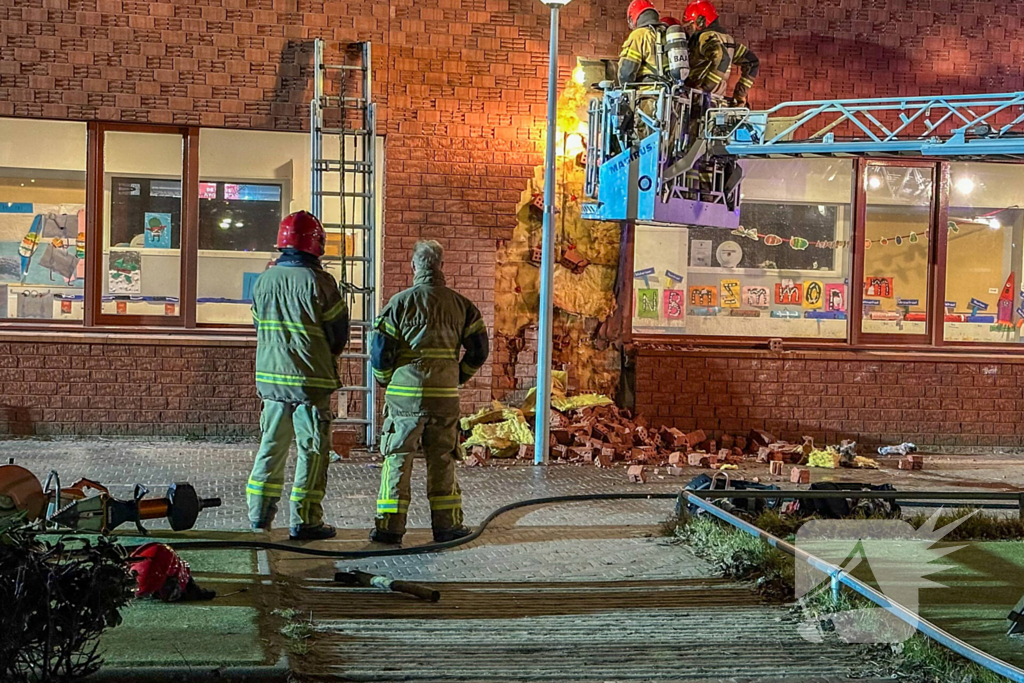 Brandweer sloopt muur van school om brand te doven