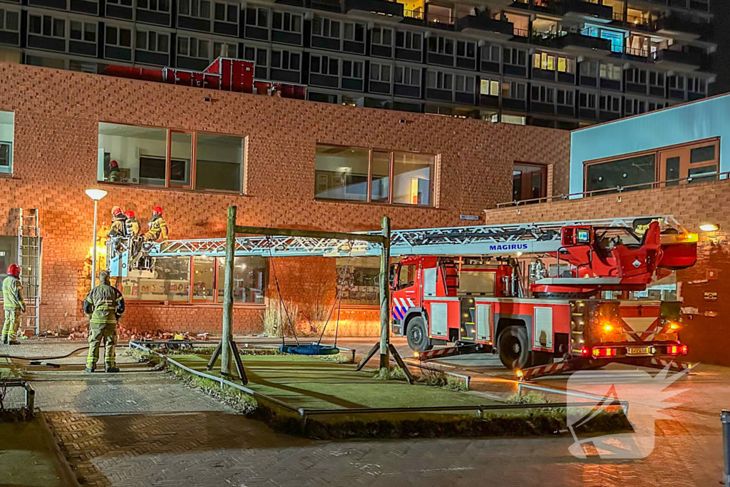 Brandweer sloopt muur van school om brand te doven