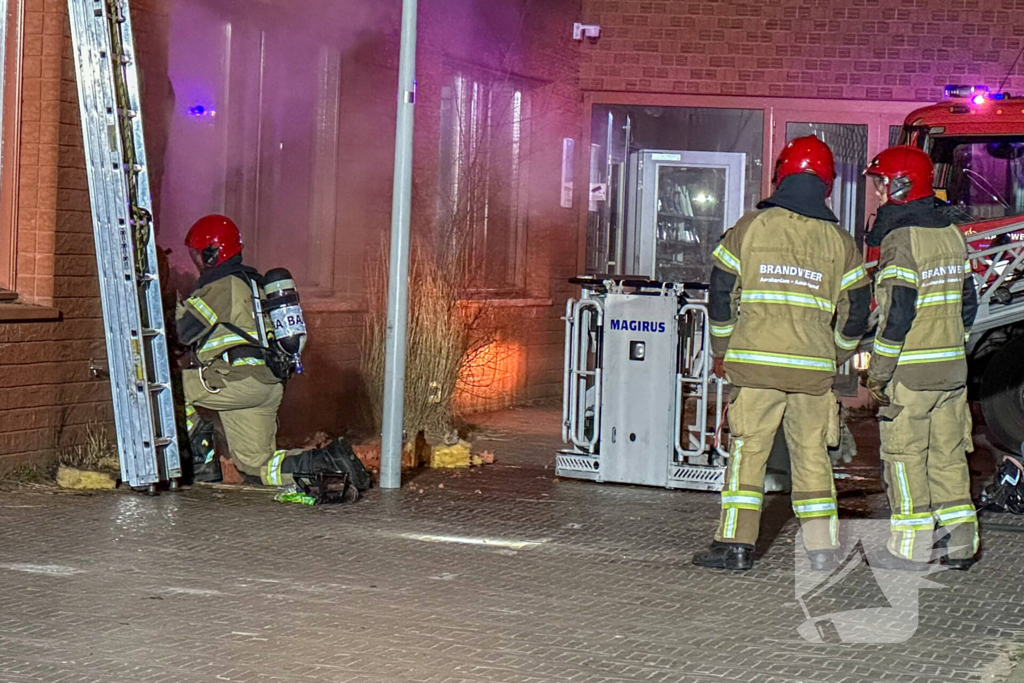Brandweer sloopt muur van school om brand te doven