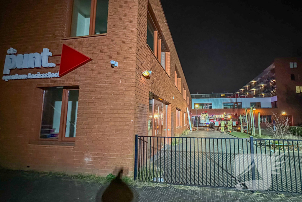 Brandweer sloopt muur van school om brand te doven
