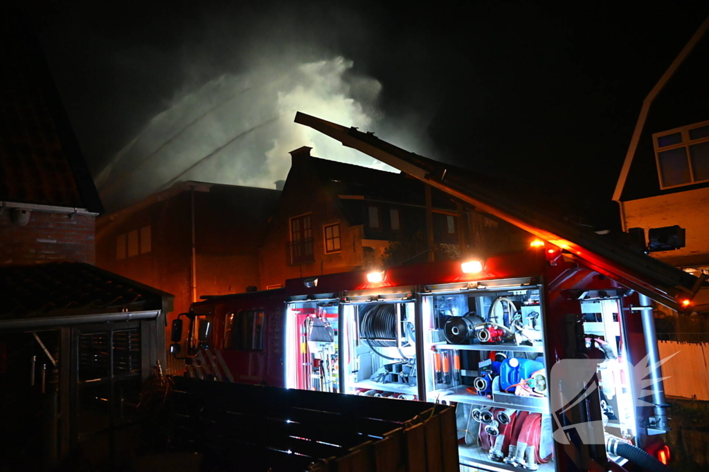 Grote uitslaande brand in gebouw