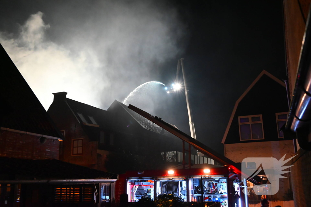 Grote uitslaande brand in gebouw