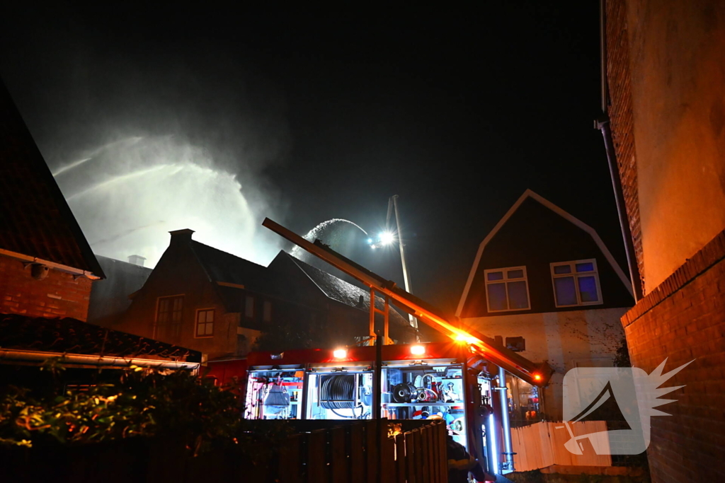 Grote uitslaande brand in gebouw
