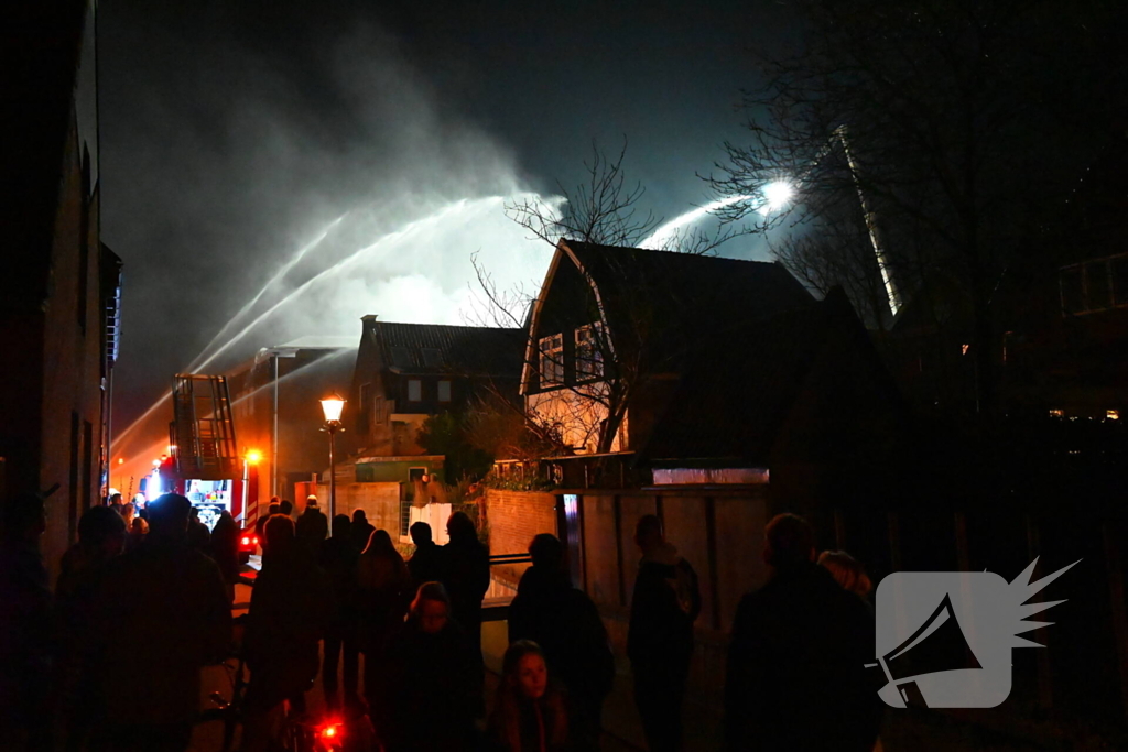 Grote uitslaande brand in gebouw