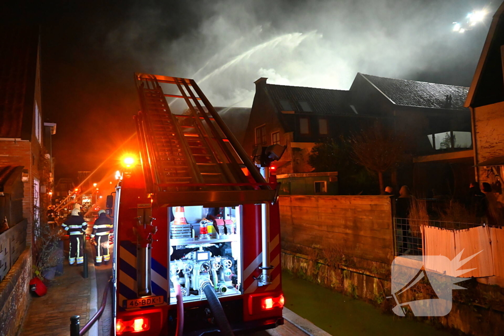 Grote uitslaande brand in gebouw