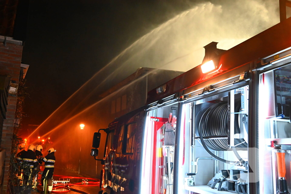 Grote uitslaande brand in gebouw