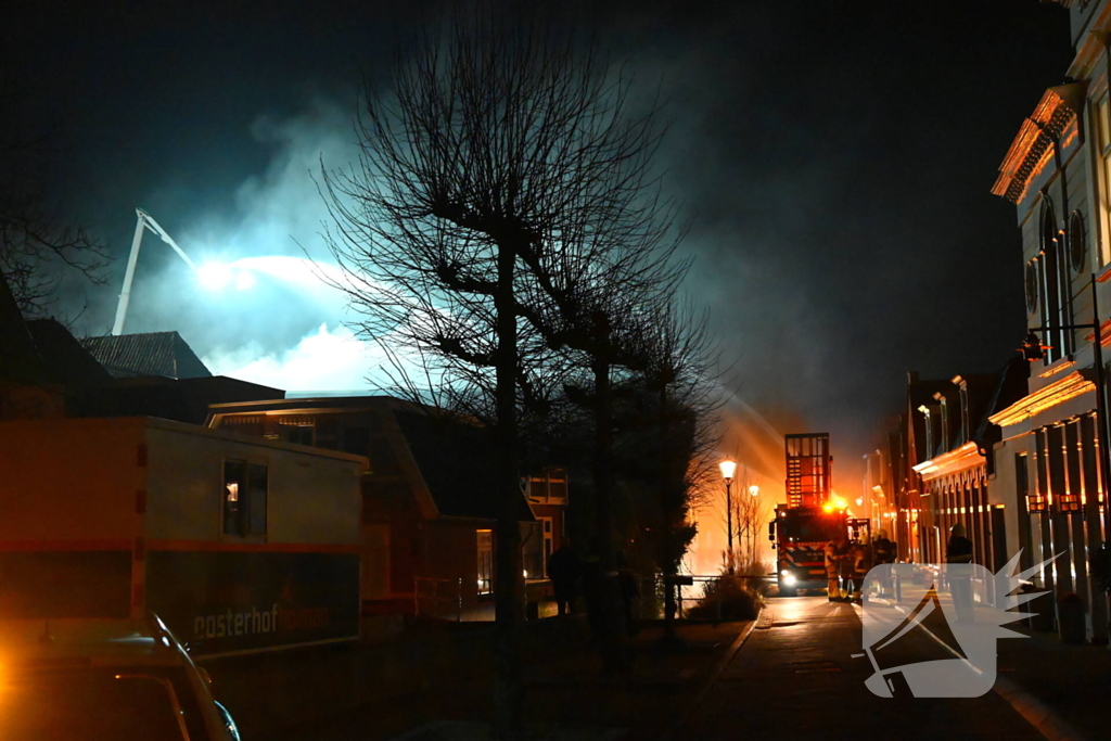 Grote uitslaande brand in gebouw